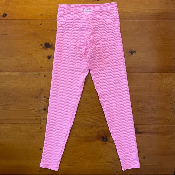 Booty by Brabants Bright Pink Crocodile Skin Leggings Textured Stretch Workout - Picture 4 of 15